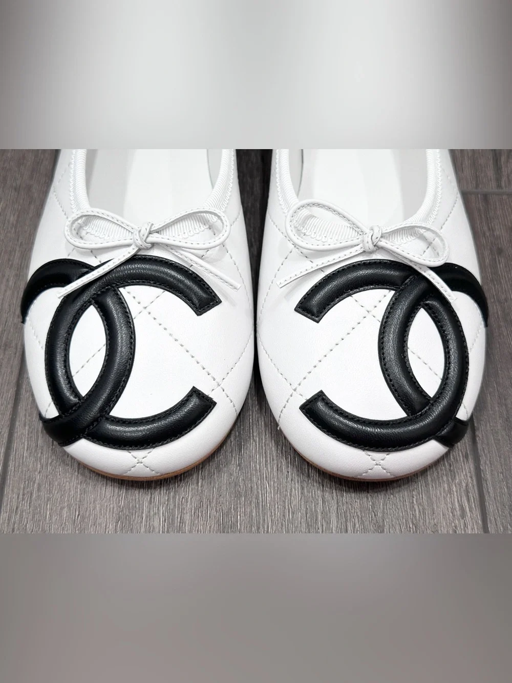 NEW CHANEL CAMBON WHITE QUILTED LEATHER FLATS WITH LARGE BLACK CC LOGO size 38.5 - Picture 9 of 16